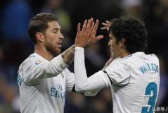 西甲赛场40岁传奇球员花白短发重返巴萨，感动全场